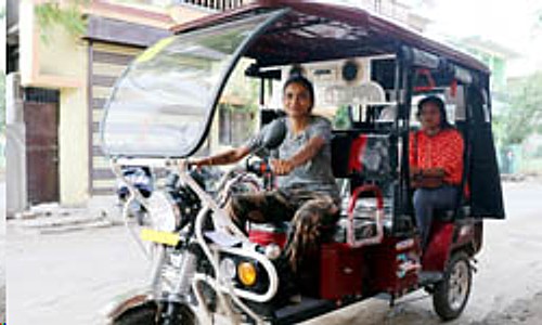 woman e-rickshaw driver