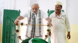 Modi at Sant Kabir Mazar