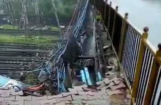 over bridge collapse near Andheri station