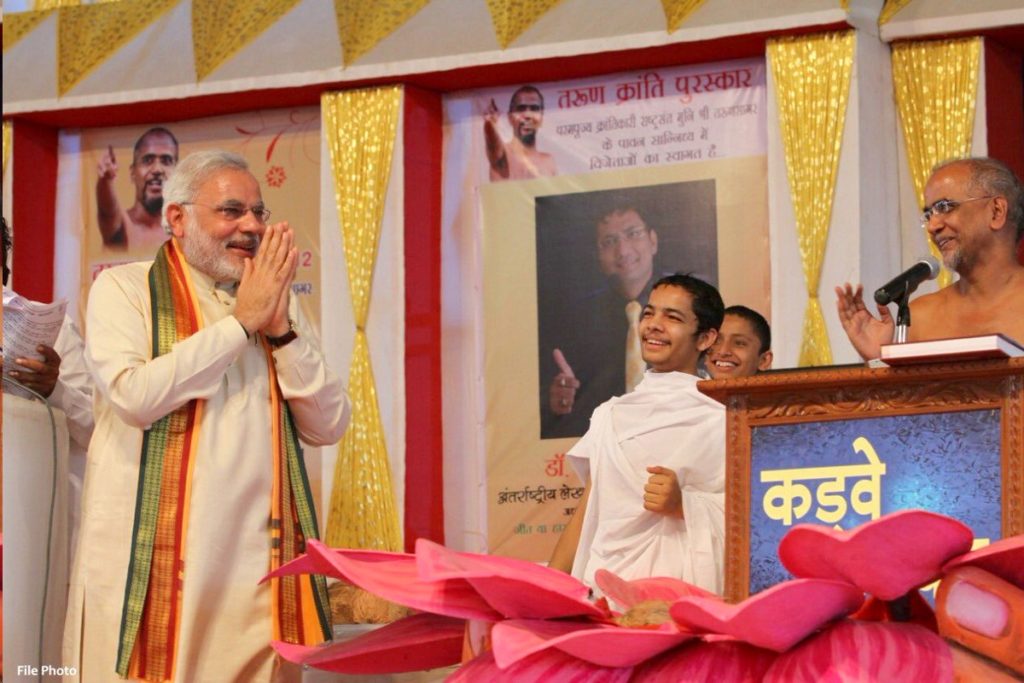 Tarun Sagar blessed Modi