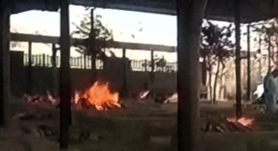 श्मशानों में