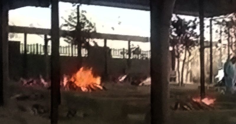 श्मशानों में