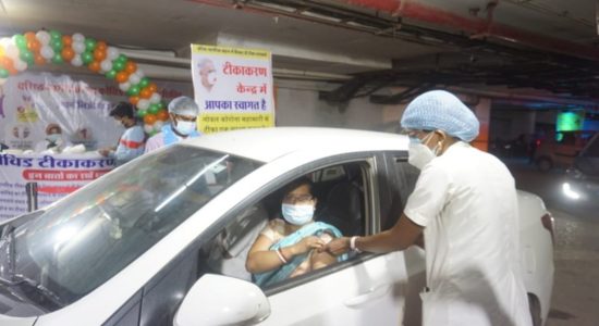 ड्राइव इन वैक्सिनेशन