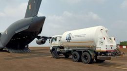 ऑक्सीजन सिलेंडरों की ढुलाई