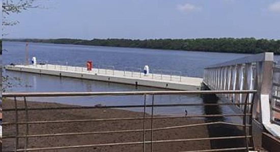 फ्लोटिंग जेट्टी