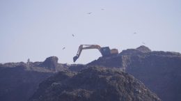 कूड़े के पहाड़ों