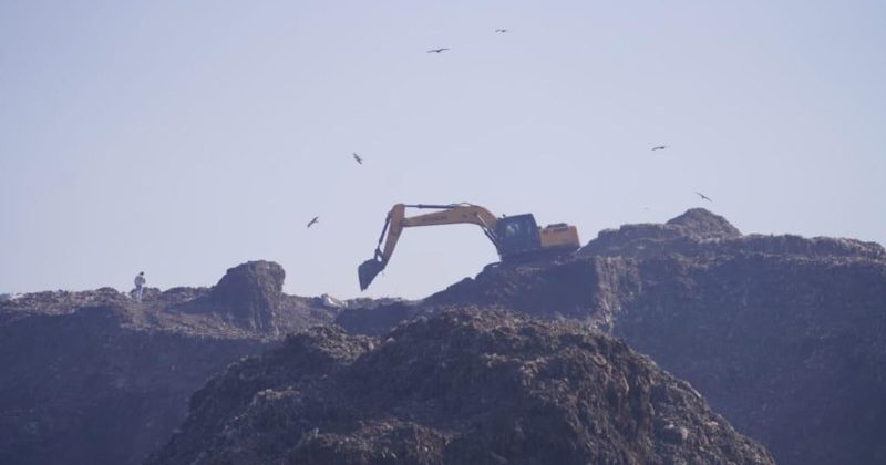 कूड़े के पहाड़ों