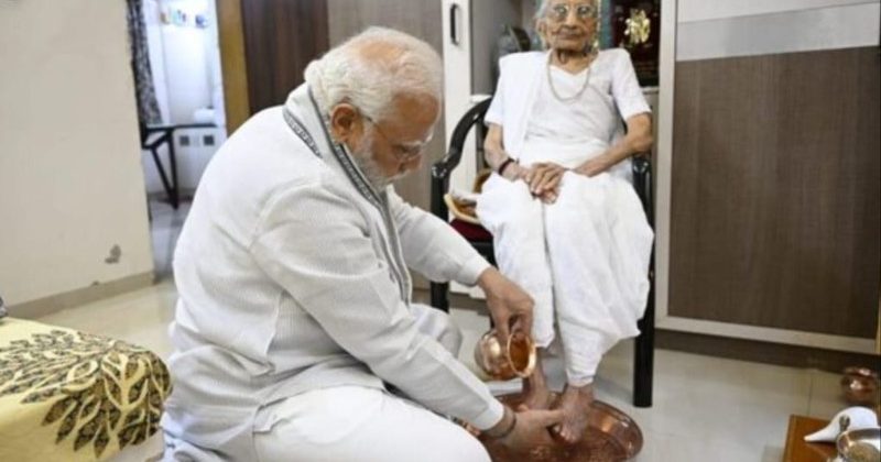 प्रधान मंत्री की मां हीराबेन