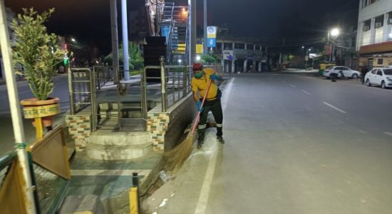 झाड़ू बाबा के नाम से जानते हैं लोग इनको। नाम है महेश शुक्ला।