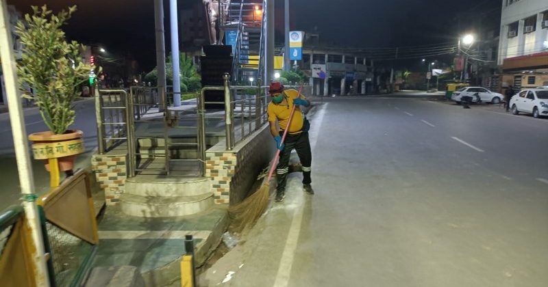 झाड़ू बाबा के नाम से जानते हैं लोग इनको। नाम है महेश शुक्ला।
