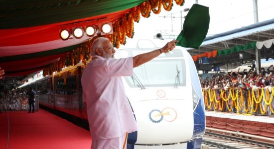केरल में पहली वंदे भारत एक्सप्रेस को झंडी दिखा रवाना किया