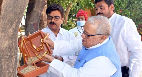 राजभवन में पक्षियों के लिए राज्यपाल ने परिंडे लगाए