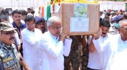 शहीद जवानों के पार्थिव शरीर को मुख्यमंत्री ने कंधा दिया