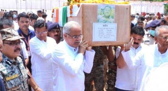 शहीद जवानों के पार्थिव शरीर को मुख्यमंत्री ने कंधा दिया