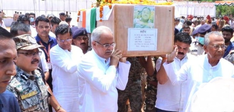 शहीद जवानों के पार्थिव शरीर को मुख्यमंत्री ने कंधा दिया