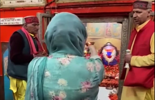 Priyanka Gandhi offers prayers at Hanuman temple in Shimla