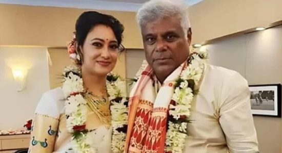 बॉलीवुड अभिनेता आशीष विद्यार्थी ने रूपाली से शादी की