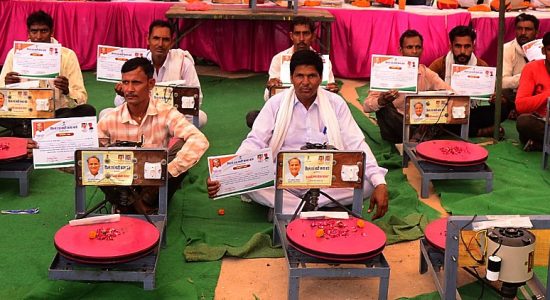 शिल्प एवं माटी कला बोर्ड से मिले विद्युत चालित चाक