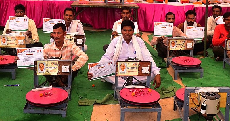 शिल्प एवं माटी कला बोर्ड से मिले विद्युत चालित चाक