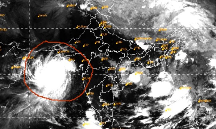 गुजरात के तटीय जिलों में युद्धस्तर पर राहत कार्य शुरू