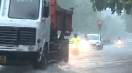 राष्ट्रीय राजधानी दिल्ली में भारी बारिश, सड़कों पर पानी