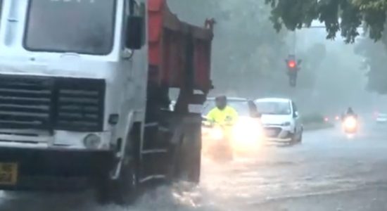 राष्ट्रीय राजधानी दिल्ली में भारी बारिश, सड़कों पर पानी