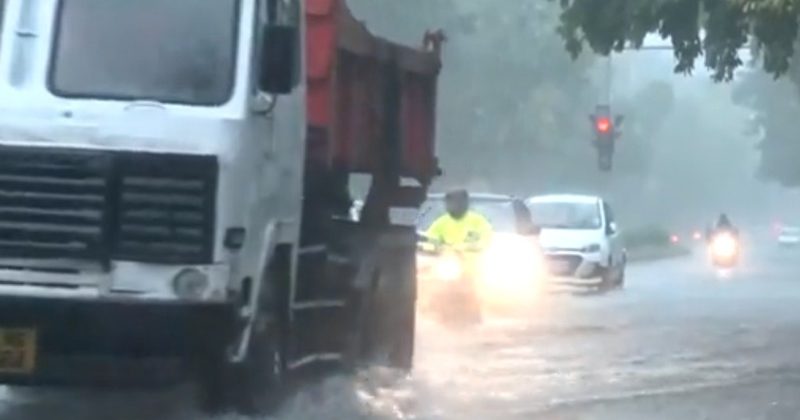 राष्ट्रीय राजधानी दिल्ली में भारी बारिश, सड़कों पर पानी