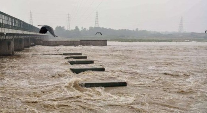 दिल्ली में बाढ़,यमुना का जलस्तर खतरे के निशान के पार