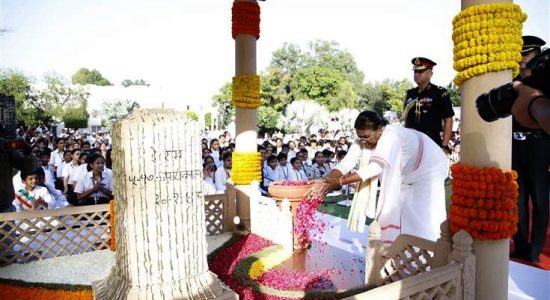 President Murmu offering floral tribute to Gandhiji