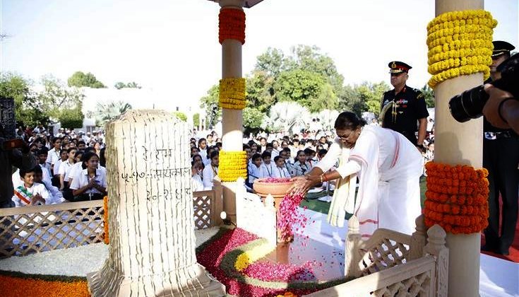 President Murmu offering floral tribute to Gandhiji