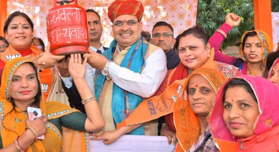 Women Expressed gratitude to the Chief Minister for the gas cylinder for Rs 450