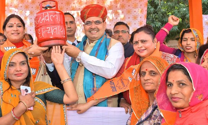 Women Expressed gratitude to the Chief Minister for the gas cylinder for Rs 450