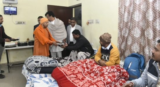 Chief Minister Yogi inspected night shelters, distributed blankets