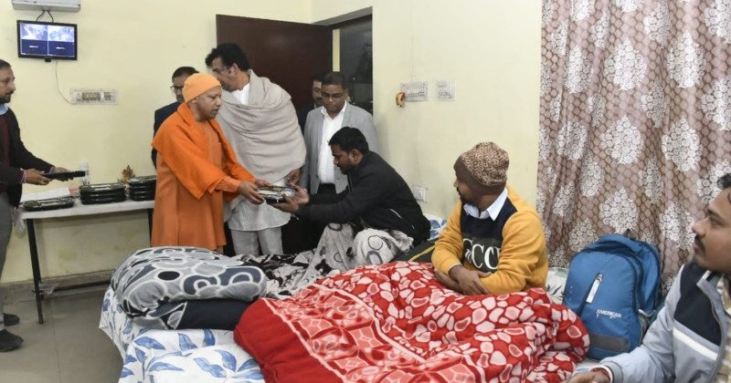 Chief Minister Yogi inspected night shelters, distributed blankets