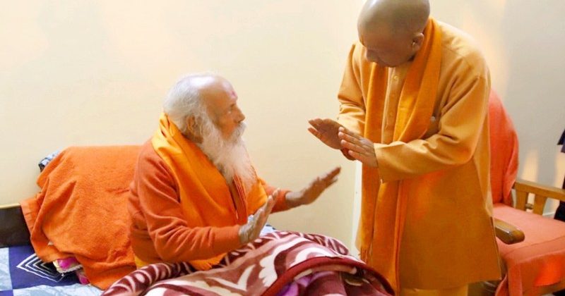 मुख्यमंत्री योगी ने महंत नृत्य गोपालदास से भेंट कर हाल जाना 