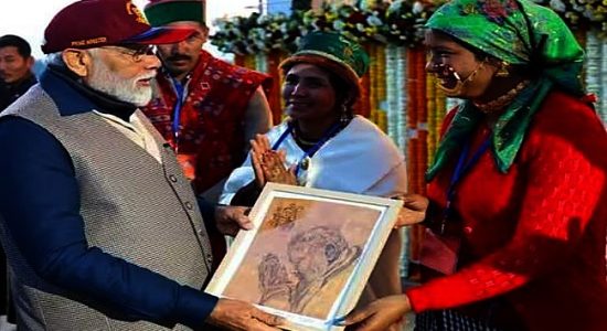 Presented Taknor painting made in special style to the Prime Minister