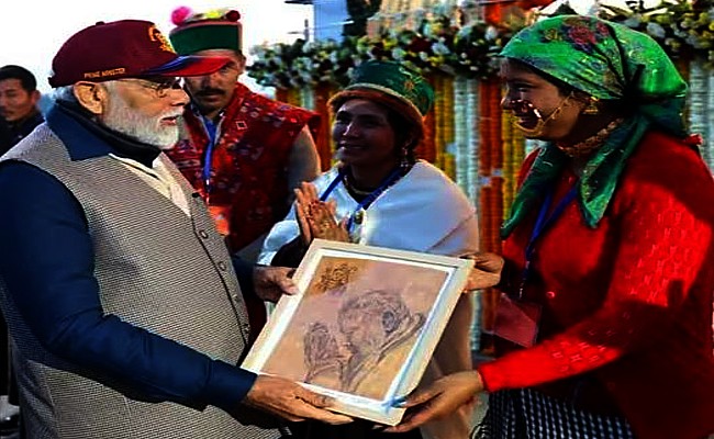 Presented Taknor painting made in special style to the Prime Minister