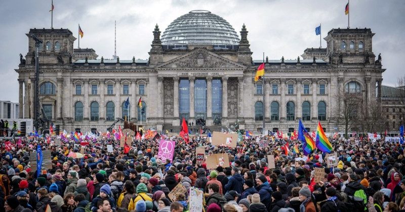 Survey finds democracy in danger in Germany