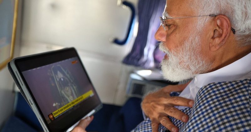Modi seeing Surya Tilak of Ramlala in Ayodhya on tablet
