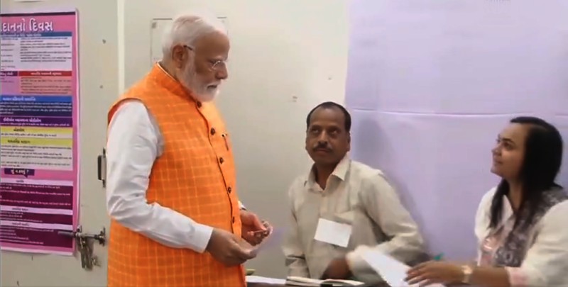 Prime Minister Narendra Modi casts his vote at Nishant School in Ahmedabad