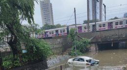 Mumbai Police rescues couple in a car stuck in waterlogging