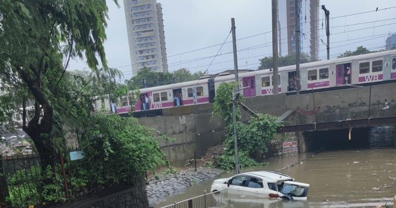 Mumbai Police rescues couple in a car stuck in waterlogging