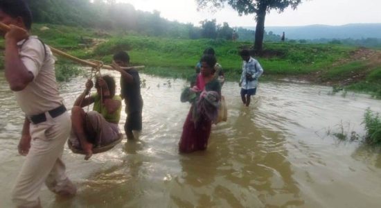 Policeman took mother and child to hospital with the help of his colleague