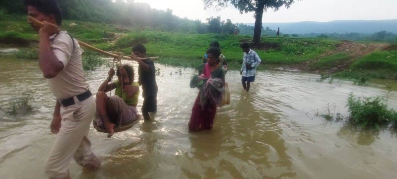 Policeman took mother and child to hospital with the help of his colleague