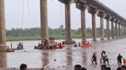 Gambhira Bridge Tragedy, Vehicles submerged, 14 dead