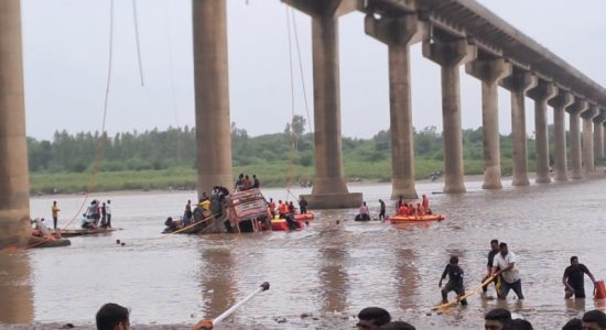 Gambhira Bridge Tragedy, Vehicles submerged, 14 dead