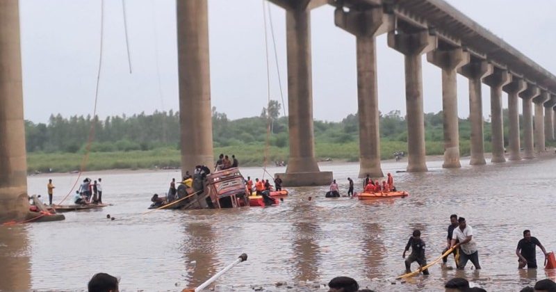 Gambhira Bridge Tragedy, Vehicles submerged, 14 dead