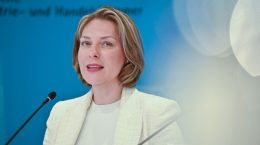 तरक्की सिर्फ़ "छोटे-छोटे कदमों"में, जर्मन इंडस्ट्री ने 124,000 नौकरियां कम कीं