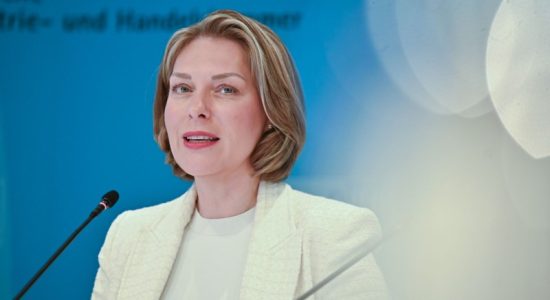 तरक्की सिर्फ़ "छोटे-छोटे कदमों"में, जर्मन इंडस्ट्री ने 124,000 नौकरियां कम कीं